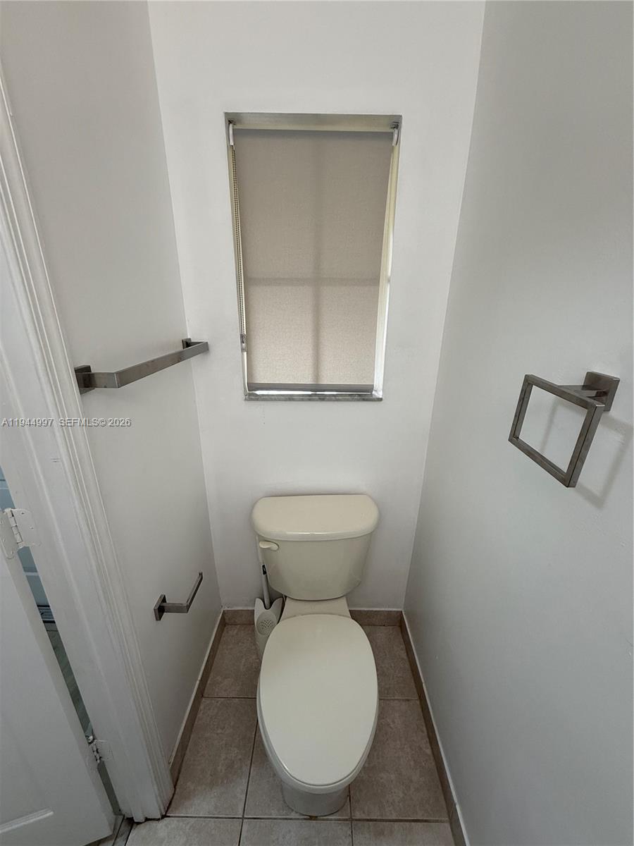 973 Imperial Lake Road, Unit 973 West Palm Beach, FL 33413 - Photo 9 of 28 a bathroom with a toilet