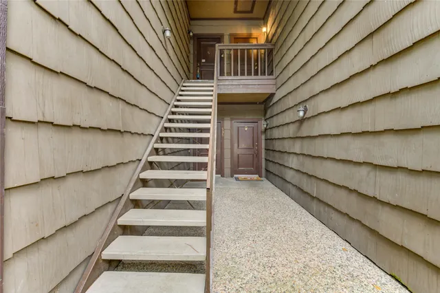 a view of entryway with a front door