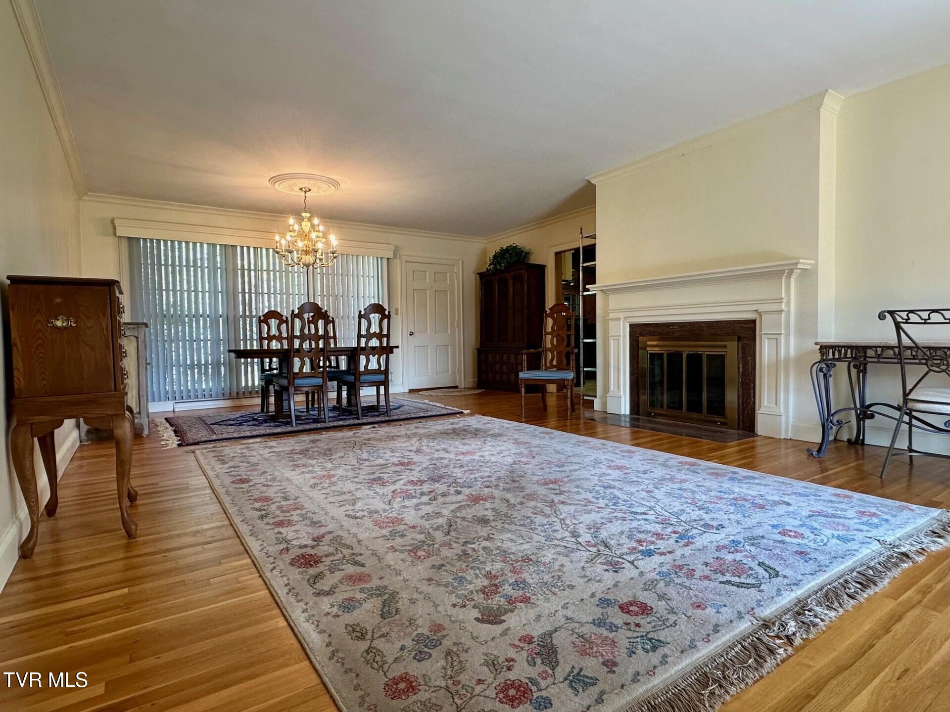 122 Meadow Road Bristol, TN 37620 - Photo 6 of 29 LivingDining