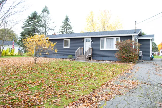 $299,900 | 30 Cottage Street, Fairfield, ME 04937