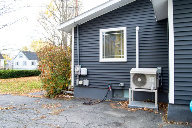 $299,900 | 30 Cottage Street, Fairfield, ME 04937