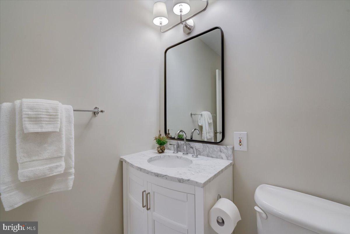 8024 West Point Drive Springfield, VA 22153 - Photo 44 of 55 Upstairs hall bathroom