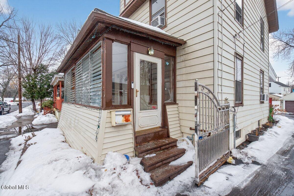 15 Manchester Road Schenectady, NY 12304 - Photo 3 of 23 15 Manchester Rd-25