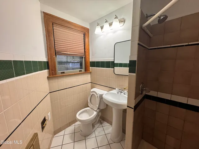 $2,100 | 405 Manning Boulevard, Unit 1, Albany, NY 12206