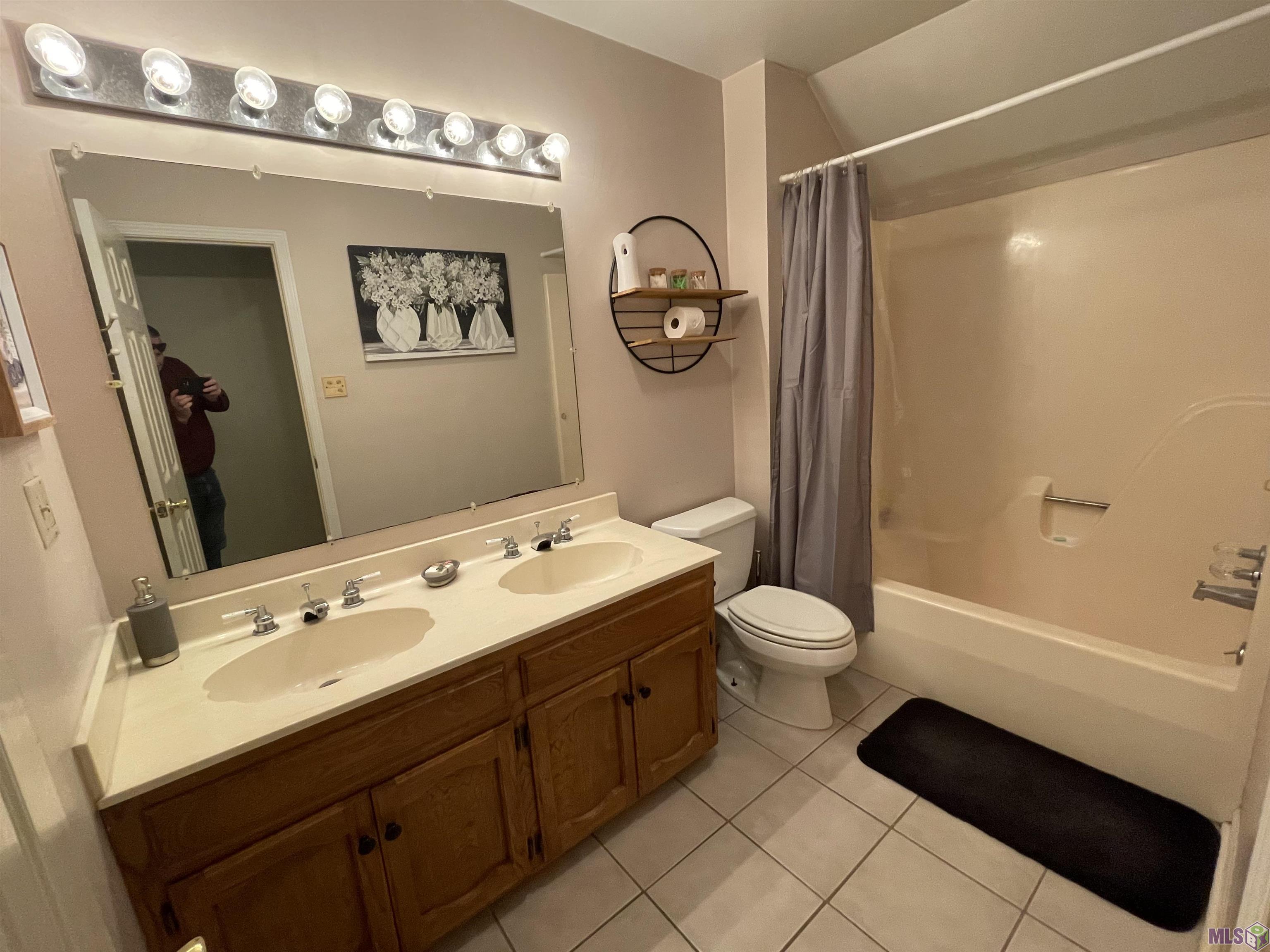14162 Troy Duplessis Road Gonzales, LA 70737 - Photo 16 of 24 Upstairs Bathroom