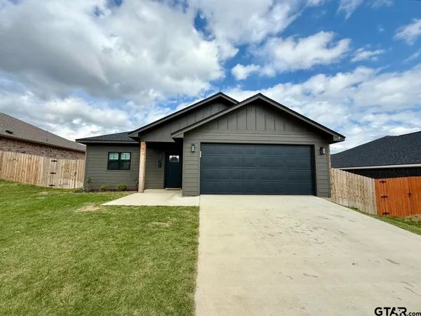 $1,875 | 17422 Crossing Circle, Lindale, TX 75771