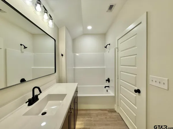 $1,875 | 17422 Crossing Circle, Lindale, TX 75771