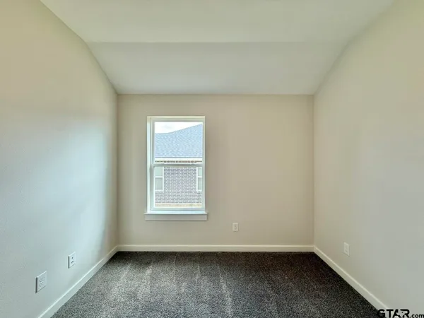 $1,875 | 17422 Crossing Circle, Lindale, TX 75771