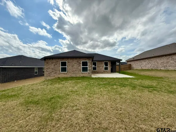 $1,875 | 17422 Crossing Circle, Lindale, TX 75771