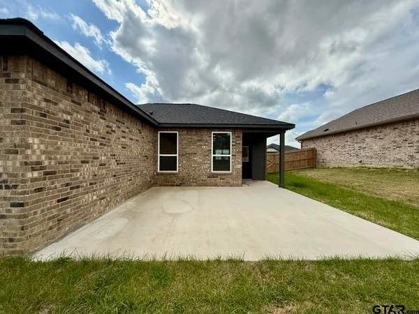 $1,875 | 17422 Crossing Circle, Lindale, TX 75771