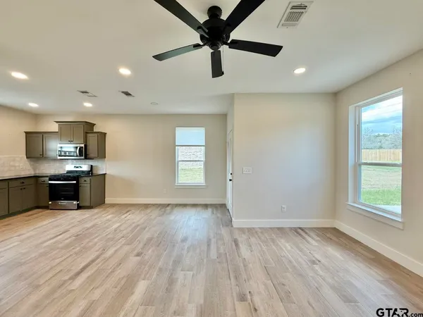 $1,875 | 17422 Crossing Circle, Lindale, TX 75771