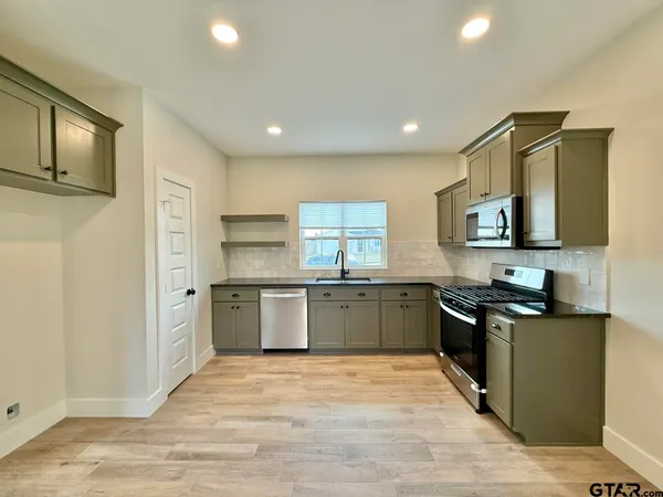 $1,875 | 17422 Crossing Circle, Lindale, TX 75771