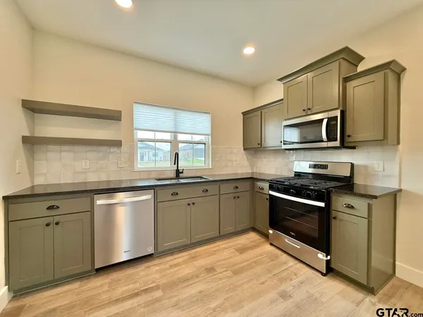 $1,875 | 17422 Crossing Circle, Lindale, TX 75771