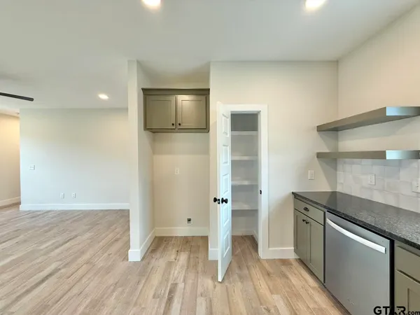 $1,875 | 17422 Crossing Circle, Lindale, TX 75771