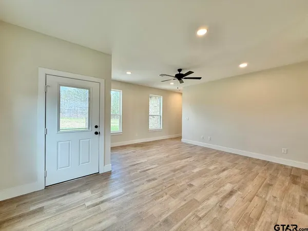 $1,875 | 17422 Crossing Circle, Lindale, TX 75771