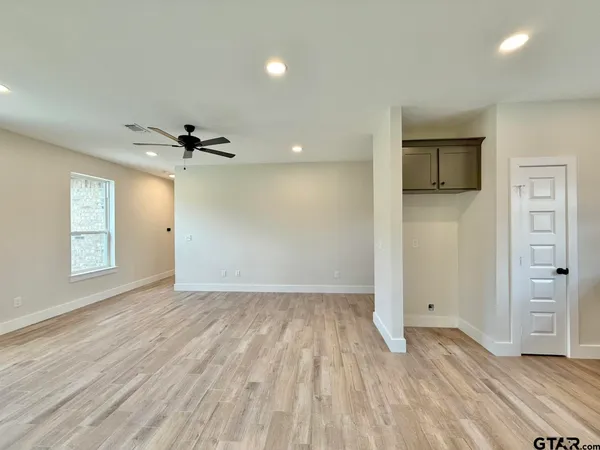 $1,875 | 17422 Crossing Circle, Lindale, TX 75771