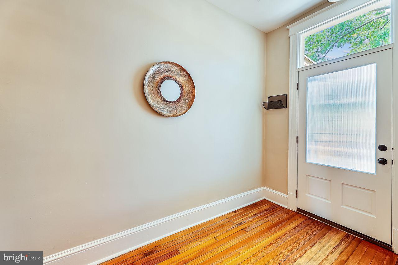918 8th Street Northeast Washington, DC 20002 - Photo 2 of 36 Nice big entry