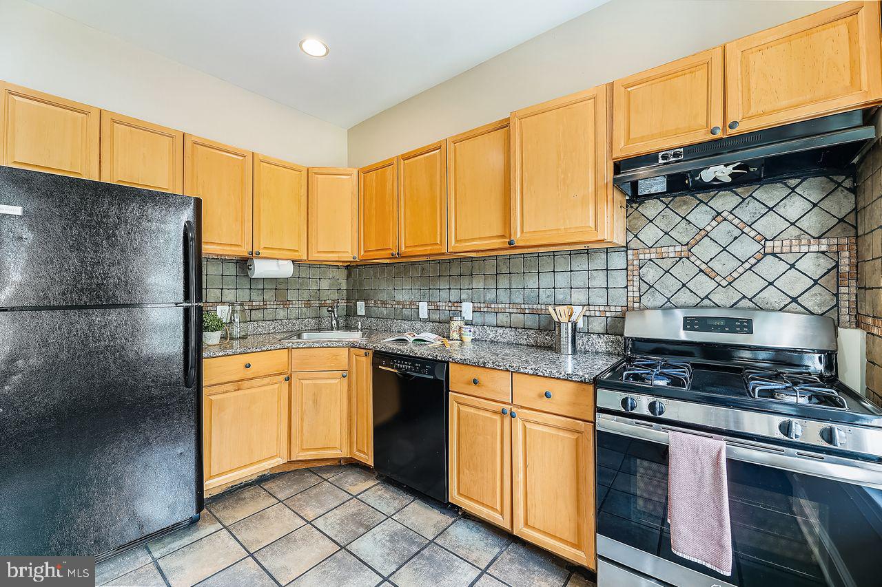 918 8th Street Northeast Washington, DC 20002 - Photo 11 of 36 Kitchen