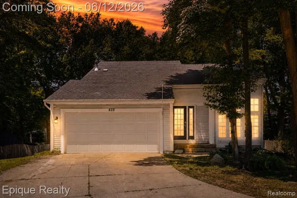 $379,900 | 825 Summer Creek Court Southeast, Grand Rapids, MI 49508