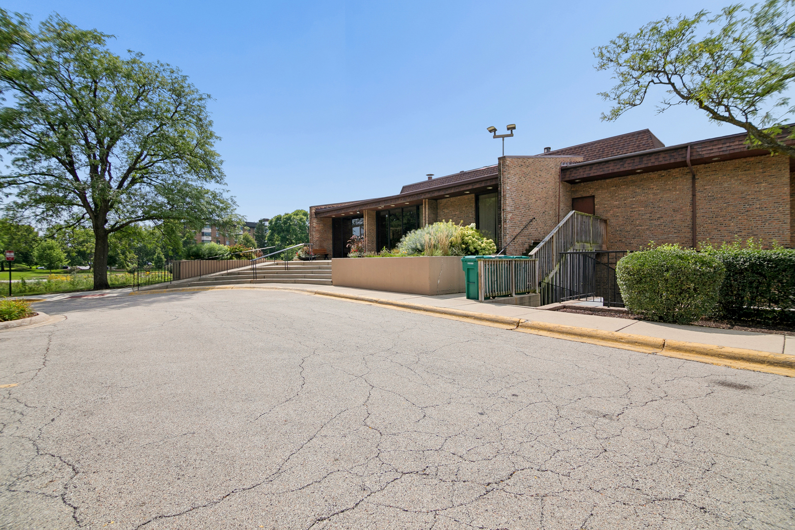 462 Raintree Drive, Unit 2A Glen Ellyn, IL 60137 - Photo 23 of 28 Gallery Image 23