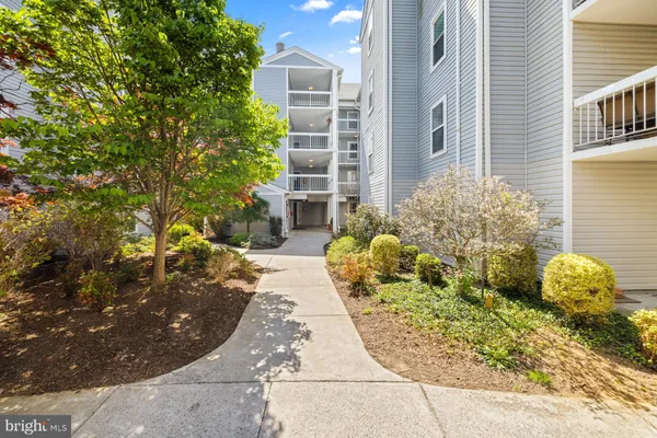 $349,000 | 3179 Summit Square Drive, Unit 2C4, Oakton, VA 22124