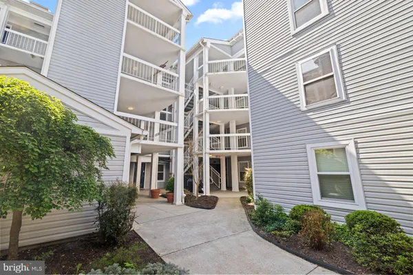 $349,000 | 3179 Summit Square Drive, Unit 2C4, Oakton, VA 22124