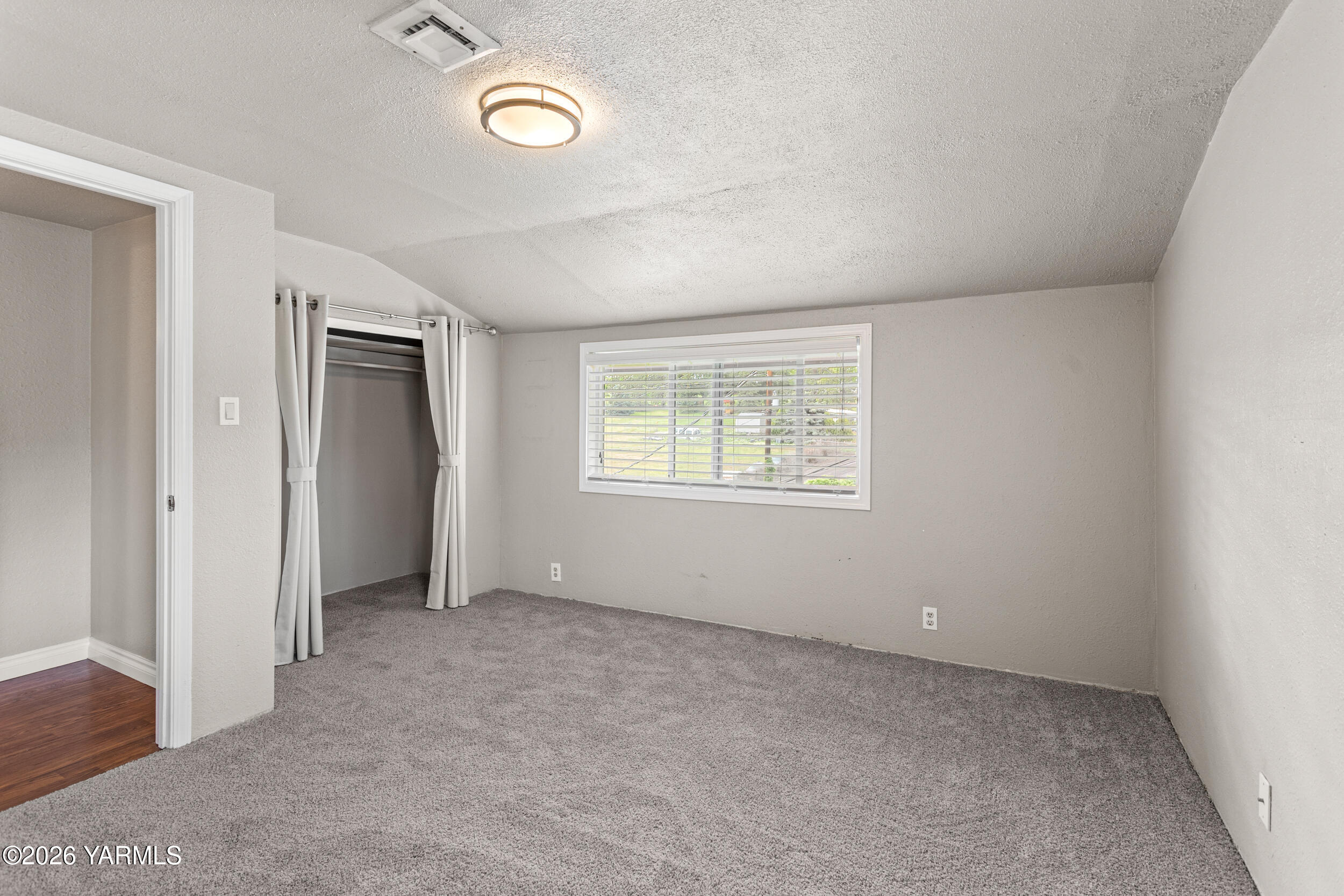 2121 Pleasant Hill Road Selah, WA 98942 - Photo 28 of 38 an empty room with a window and a ceiling fan