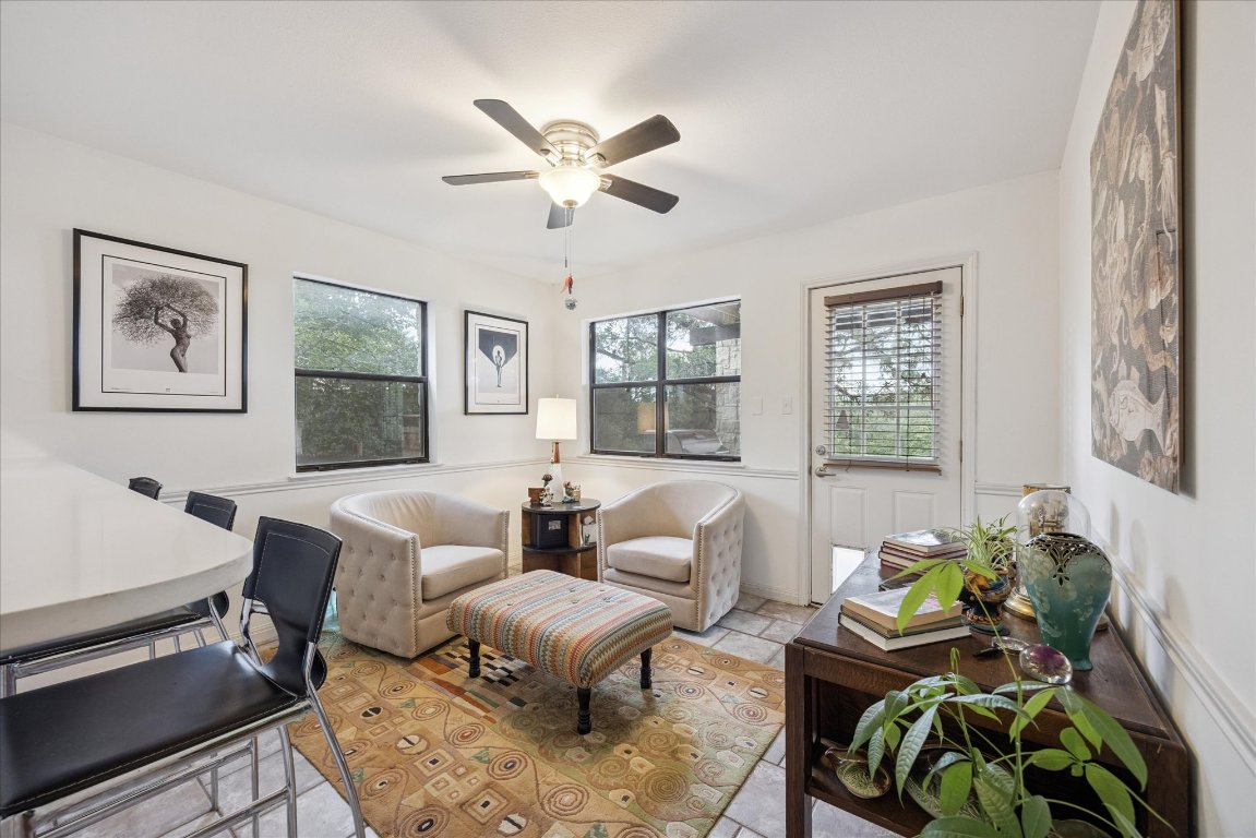 7806 Comanche Trail Leander, TX 78641 - Photo 11 of 32 a living room with furniture and a potted plant
