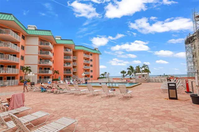 a view of an house with backyard and deck