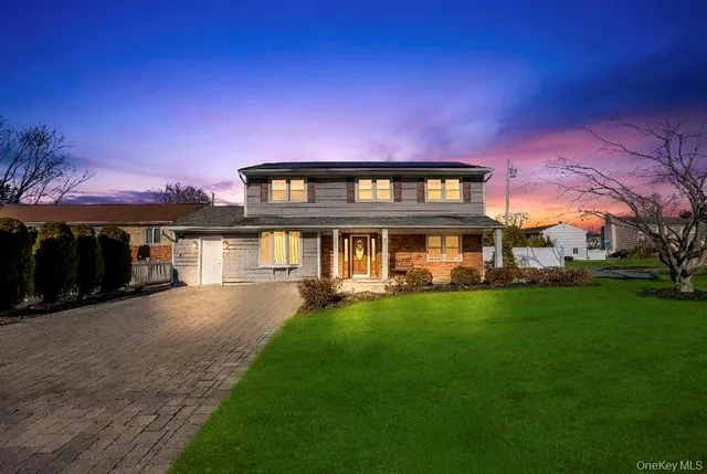 $849,888 | 3 Avelaine Court, Babylon, NY 11702