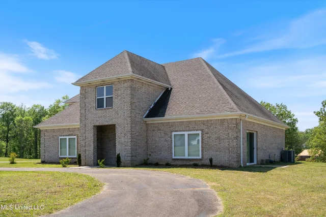 $515,000 | 206 Swan Lk Drive, Coldwater, MS 38618