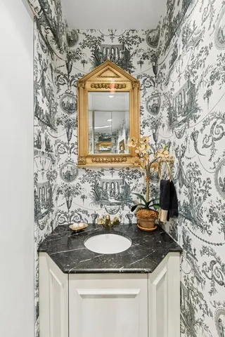 $1,399,000 | 30 East 62nd Street, Unit 3G | Lenox Hill