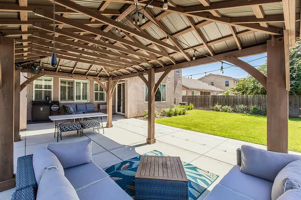 $699,000 | 986 Encino Avenue, Clovis, CA 93619