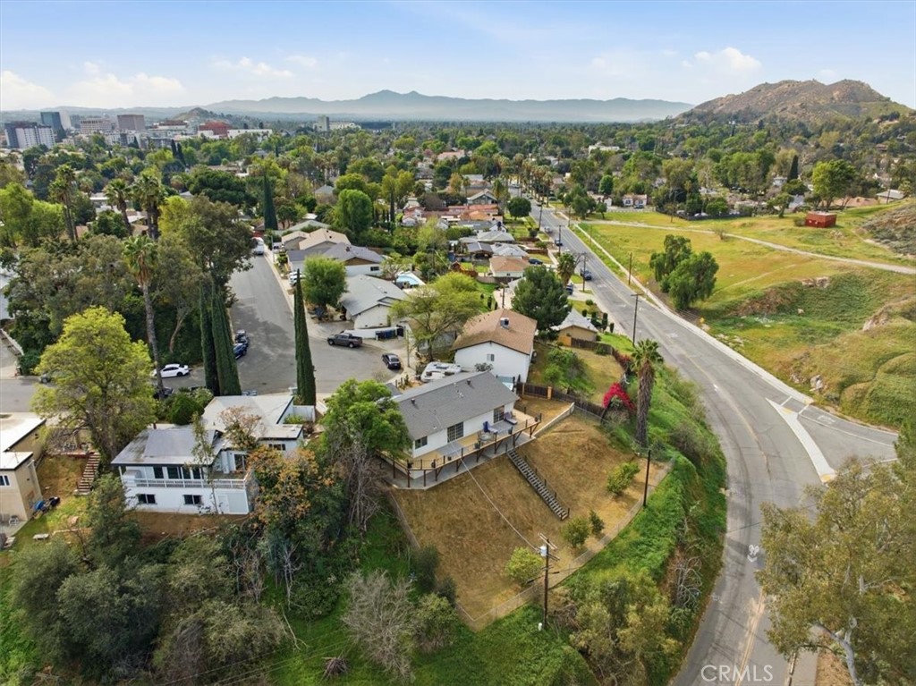 2715 Brockton Avenue Riverside, CA 92501 - Photo 9 of 67