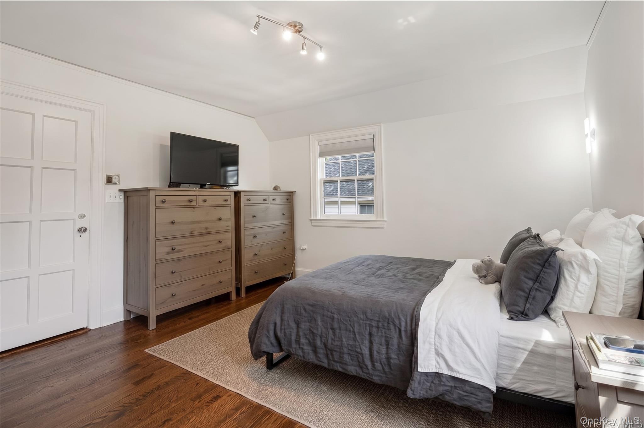 224 Mamaroneck Road Scarsdale, NY 10583 - Photo 18 of 28 Alternate view of primary bedroom