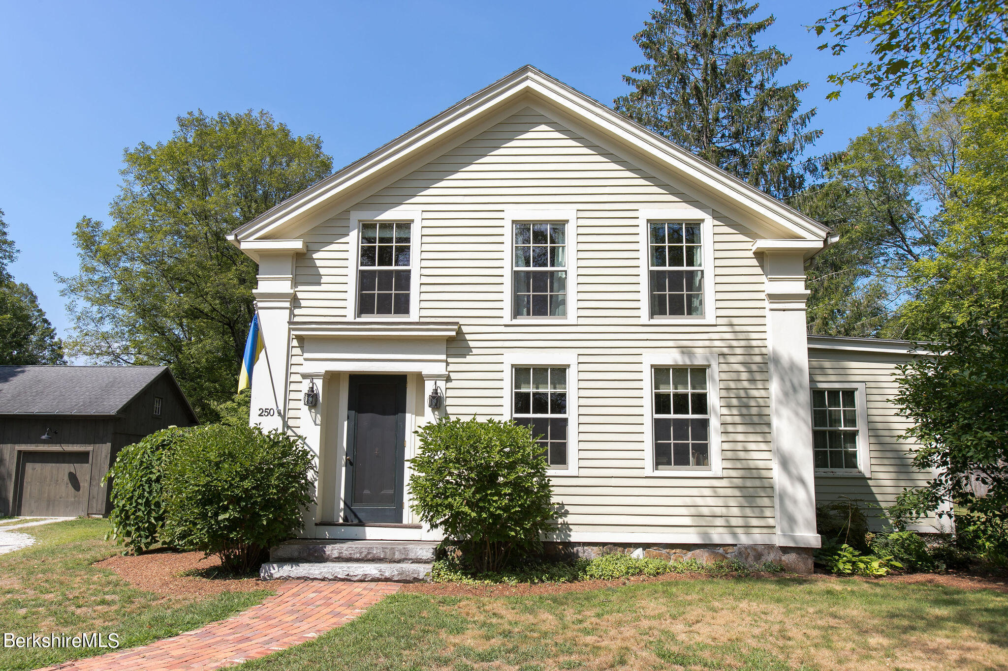 250 East Main Street Sheffield, MA 01222 - Photo 5 of 50 a front view of a house with garden