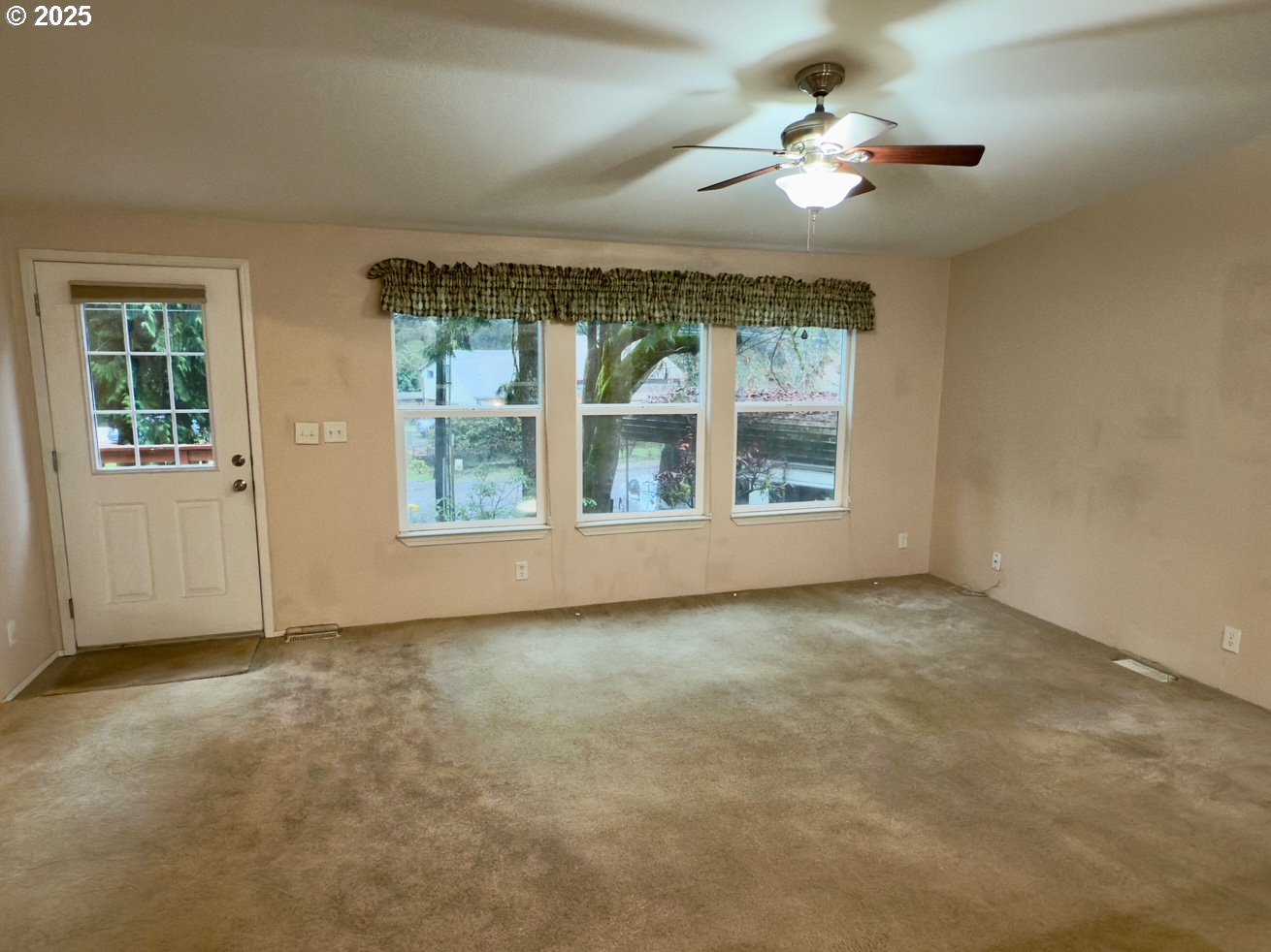 21191 East Country Club Road Brightwood, OR 97011 - Photo 25 of 44 Living Room