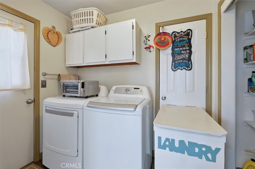 4870 Streeter Mountain Road Mariposa, CA 95338 - Photo 19 of 45 a utility room with dryer and washer