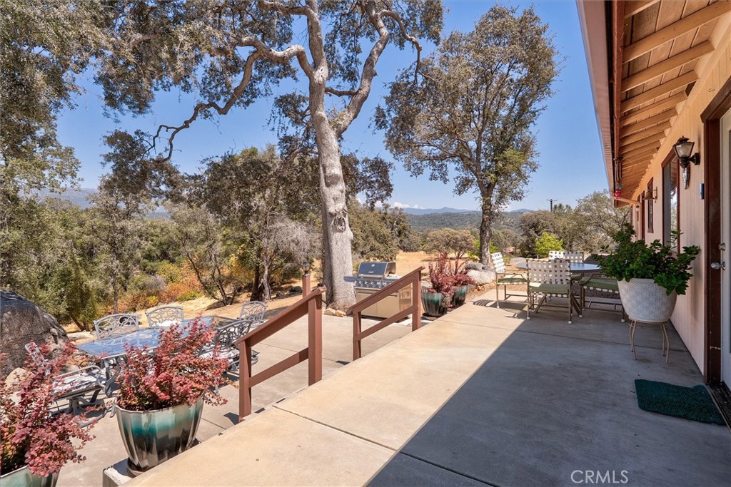 4870 Streeter Mountain Road Mariposa, CA 95338 - Photo 31 of 45 a view of a terrace with sitting area