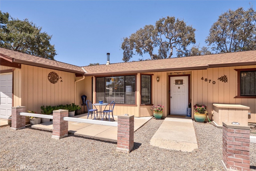 4870 Streeter Mountain Road Mariposa, CA 95338 - Photo 5 of 45 a view of a house with backyard and sitting area