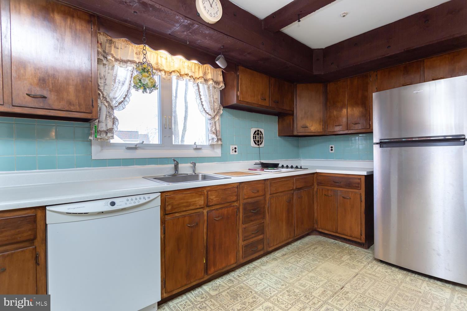 228 Foxcroft Road Broomall, PA 19008 - Photo 9 of 38 Gallery Image 9