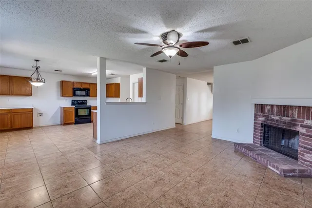 $2,800 | 8402 Olivia Meadow Drive, Arlington, TX 76002