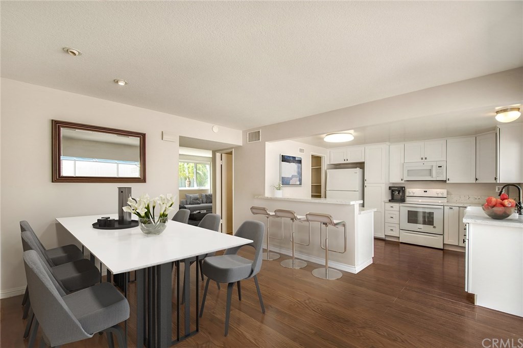 Very Open Bright Dining Room and Kitchen with a Breakfast Bar!