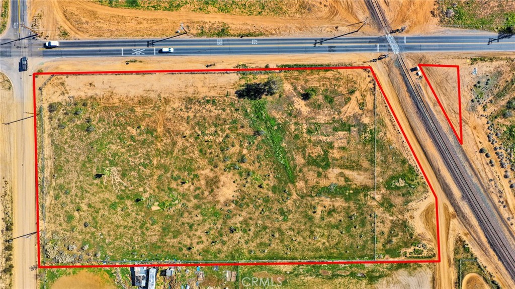 10420 Kiowa Road Apple Valley, CA 92308 - Photo 4 of 13 a picture of a outdoor space