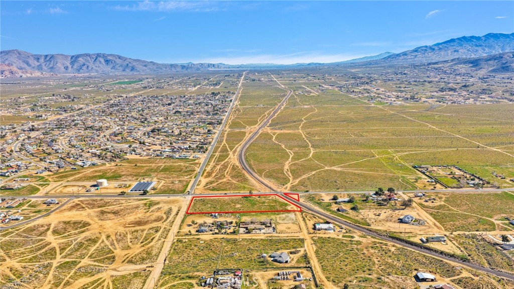 10420 Kiowa Road Apple Valley, CA 92308 - Photo 9 of 13 a view of an ocean