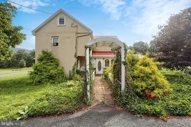 a view of a house with a yard