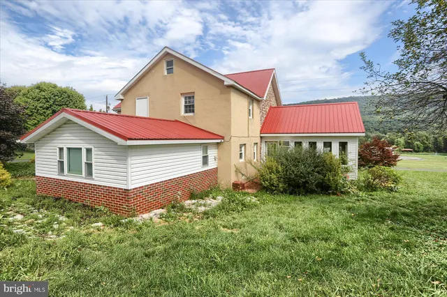 a view of a back yard with green field