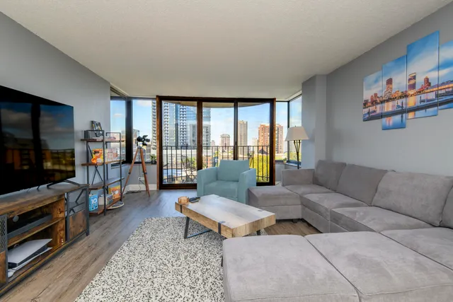 $349,900 | 929 North Astor Street, Unit 807, Milwaukee, WI 53202