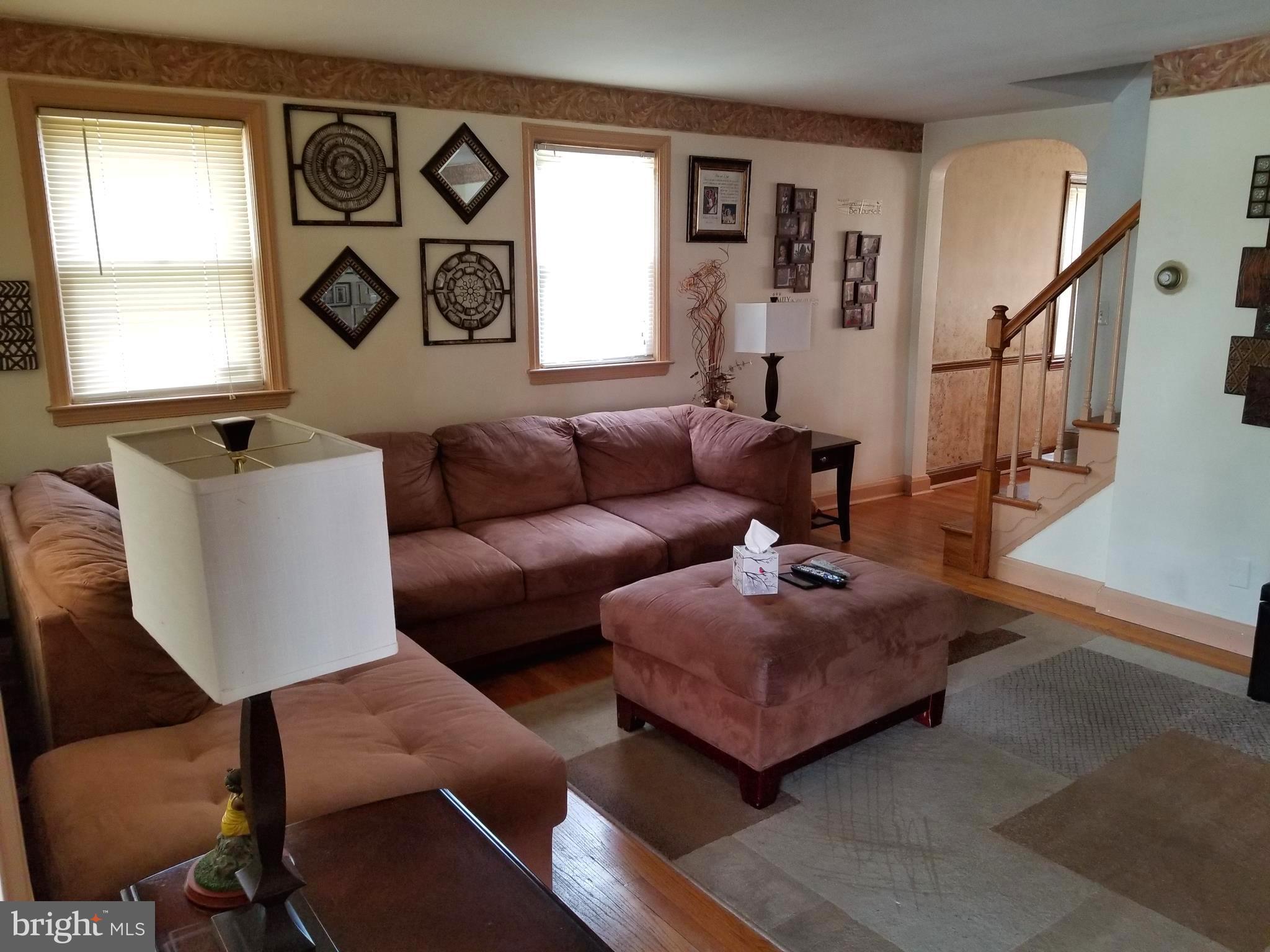 922 Courtney Road Baltimore, MD 21227 - Photo 3 of 18 Living Room