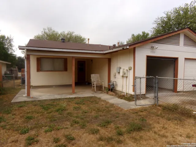 a view of backyard of the house
